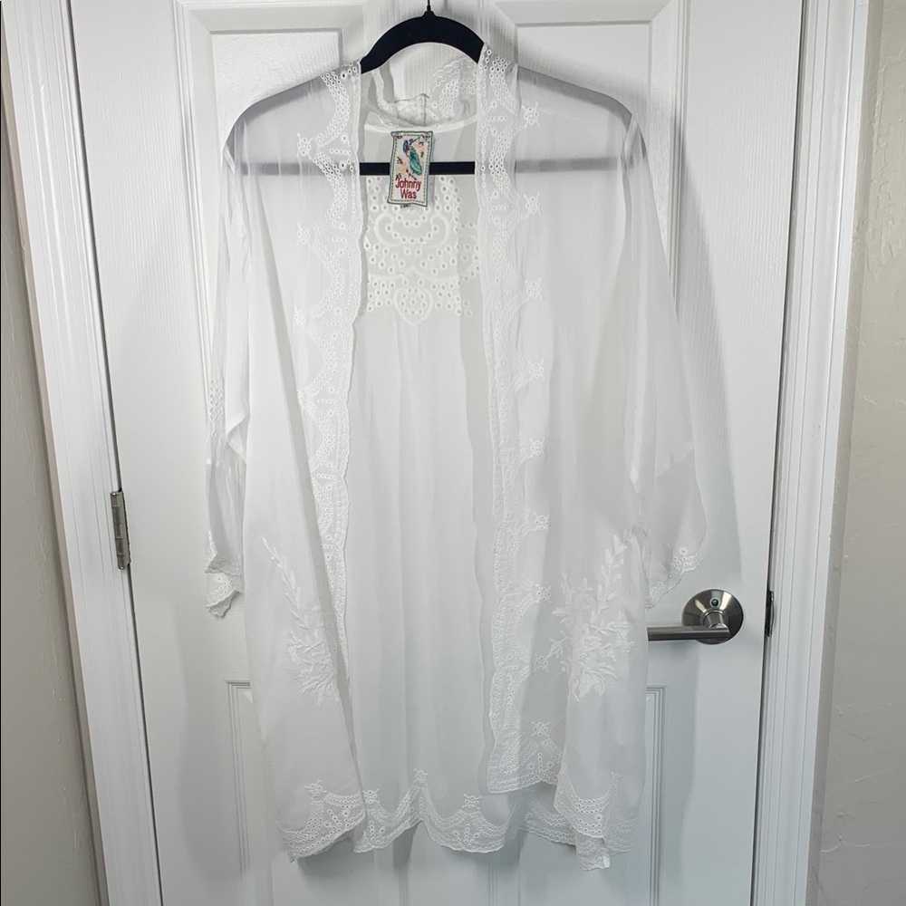 Johnny Was white embroidered kimono with pockets size medium